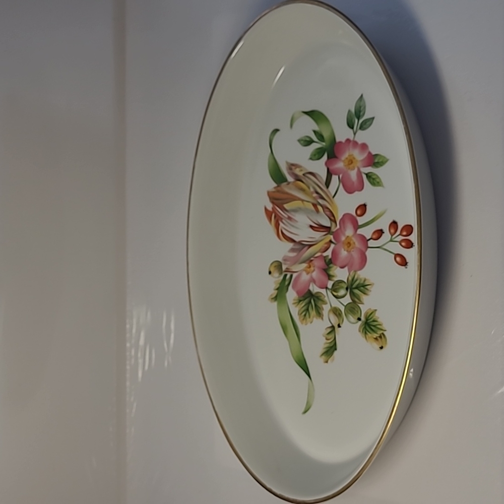 Royal worcester 1978 .oven to the table ware Pershore  oval baker gold trim